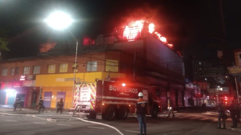 Incêndio de grandes proporções atinge loja no Centro de Santo André