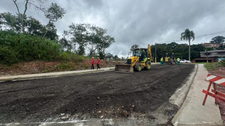 Nova alça de acesso para Avenida Santa Clara avança para fase de asfaltamento em Ribeirão Pires