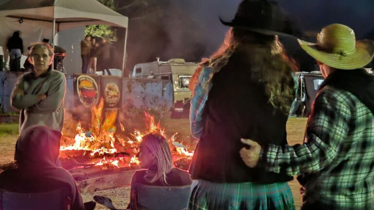 Fogueira e show sertanejo embalam segunda noite do 3º Encontro de Motorhomes em Ribeirão Pires