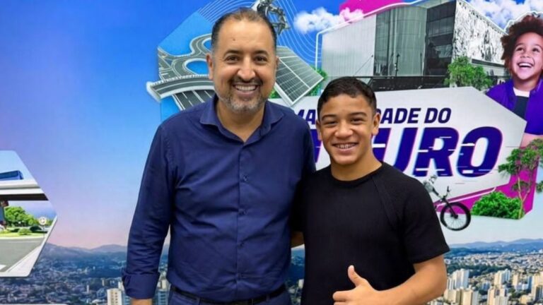 Prefeito Marcelo Oliveira recebe jovem mauaense que entrou com as seleções na Copa do Mundo