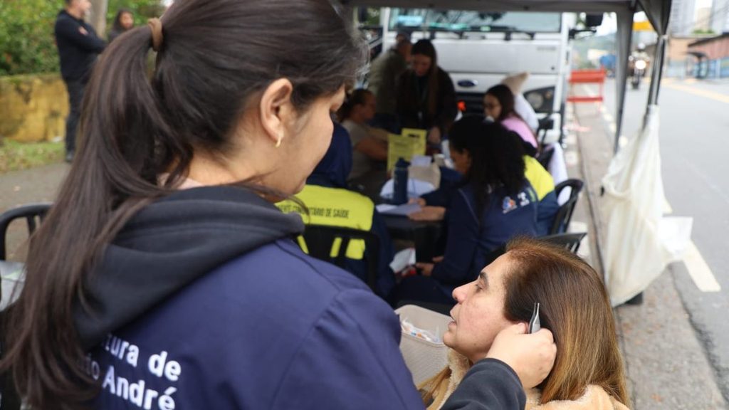 Caminhão da Saúde leva atendimentos para perto de instituições atendidas pelo Fundo Social