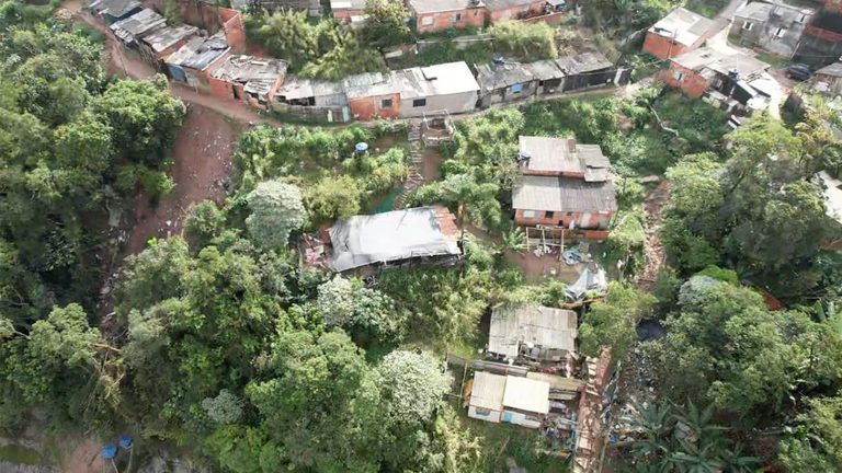 Operação preventiva interdita residências com risco de deslizamento no Jardim Santo André