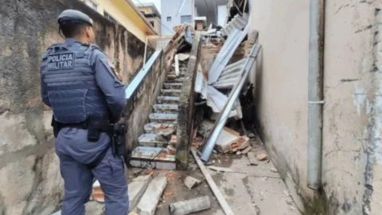 Casa desaba em Santo André e deixa idosa presa sob escombros